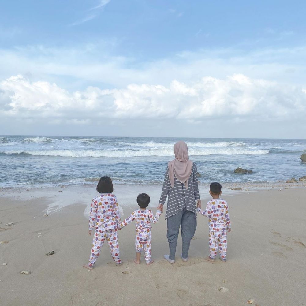 10 Momen seru Zaskia Adya Mecca pergi ke pantai di masa new normal