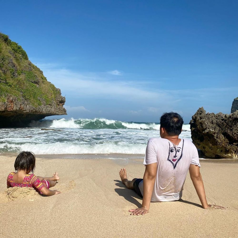 10 Momen seru Zaskia Adya Mecca pergi ke pantai di masa new normal