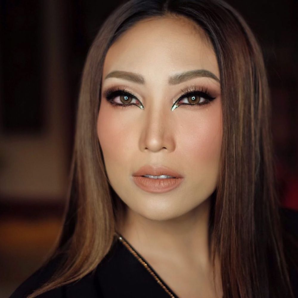 Beda dari biasanya, 8 potret Ayu Dewi makeup tebal ini manglingi