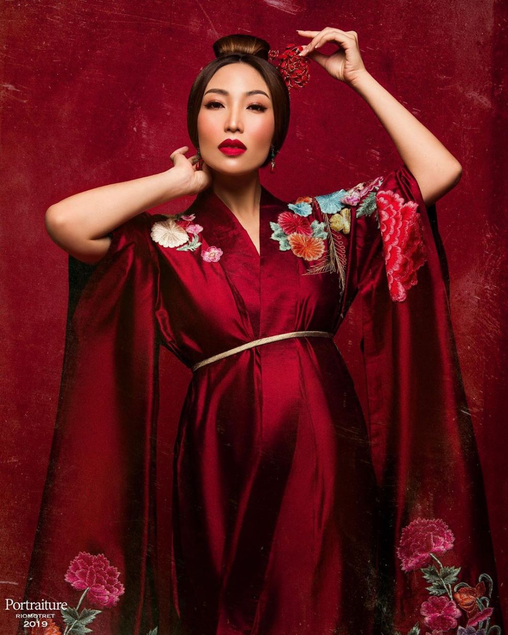 Beda dari biasanya, 8 potret Ayu Dewi makeup tebal ini manglingi