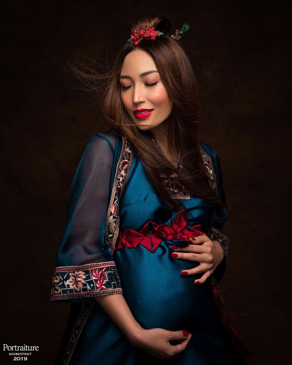 Beda dari biasanya, 8 potret Ayu Dewi makeup tebal ini manglingi