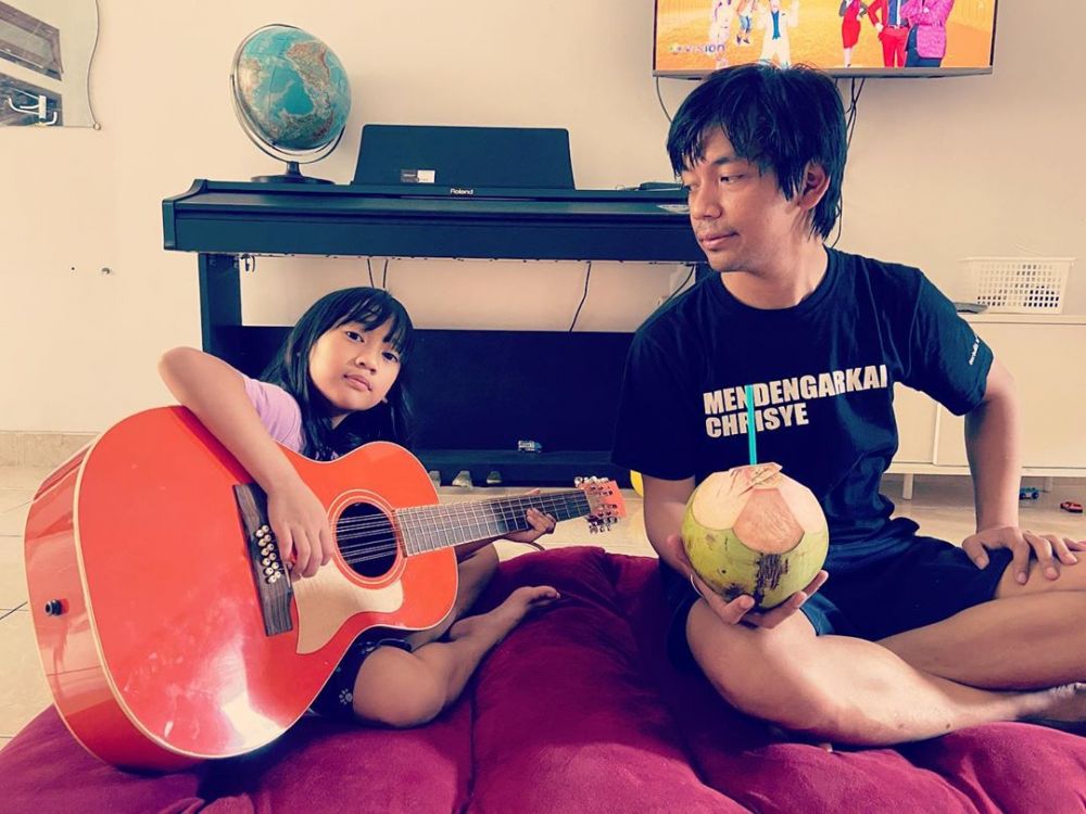 10 Potret kebersamaan Rian D'Masiv dan keluarga, sosok penyayang