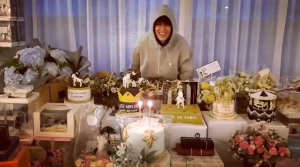 Dibanjiri kado dari fans, ini aksi lucu Lee Min-ho saat tiup lilin