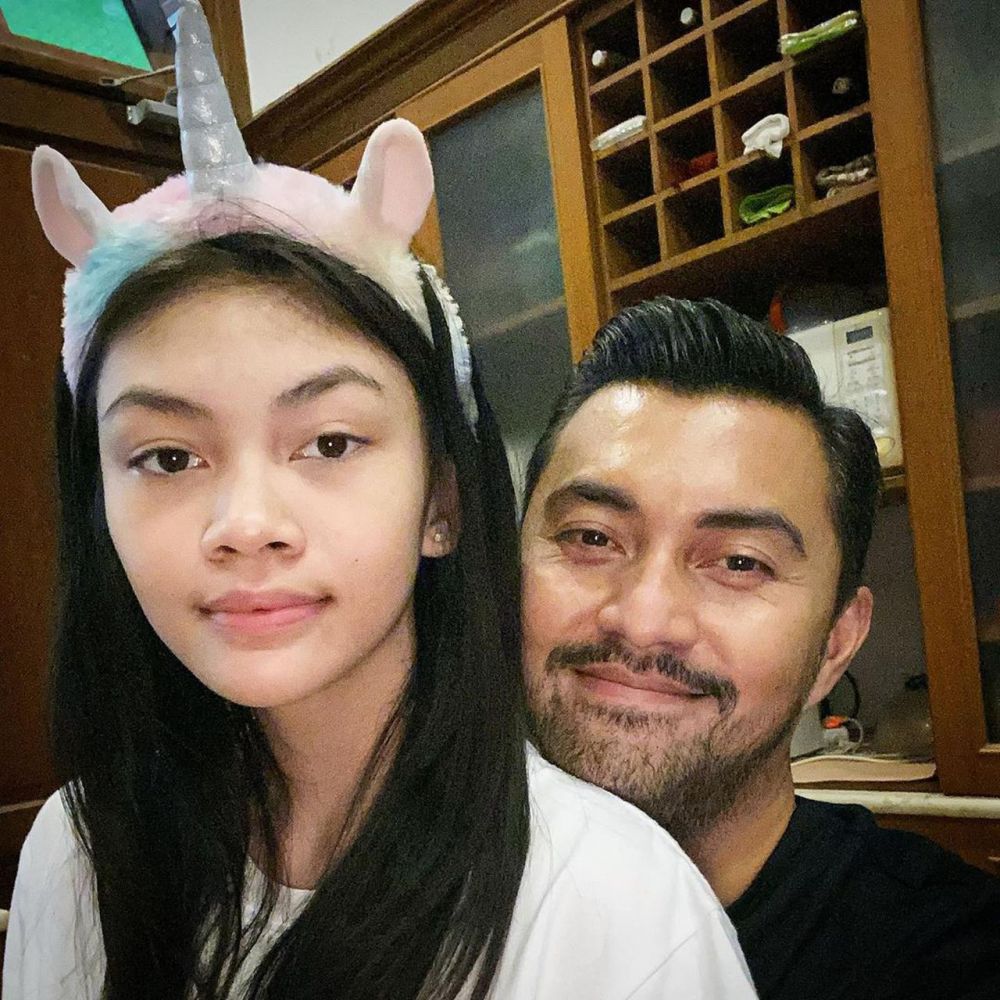 7 Potret kompak Anjasmara bareng putrinya, sweet abis