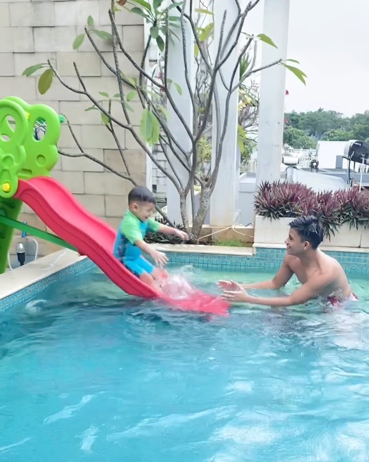 9 Potret halaman belakang rumah Titi Kamal, jadi tempat romantis