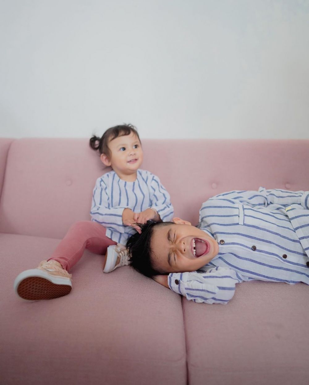 8 Momen manis Ryshaka anak Ryan Delon ke adiknya, bukti kakak idaman