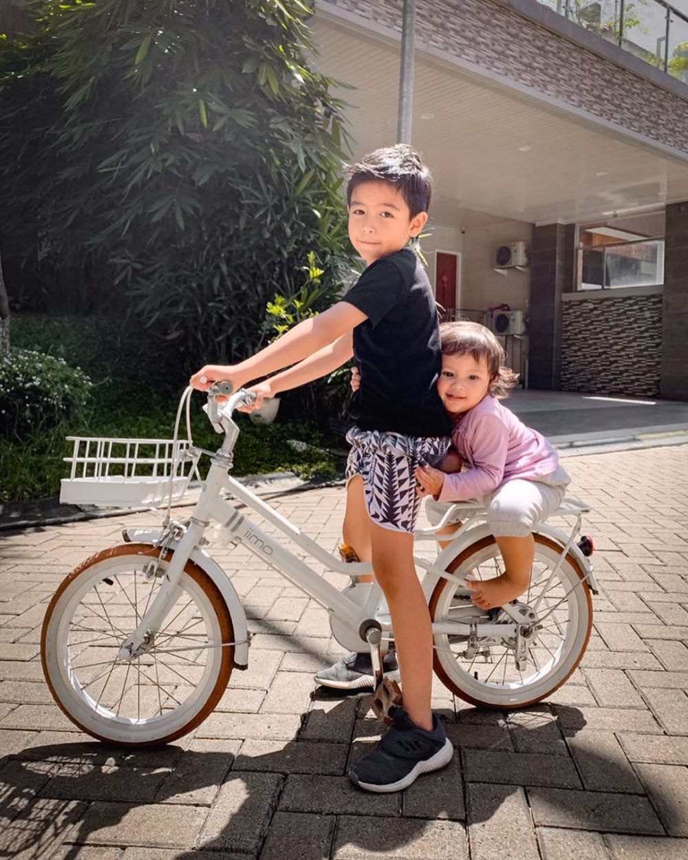 8 Momen manis Ryshaka anak Ryan Delon ke adiknya, bukti kakak idaman