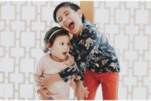 8 Momen manis Ryshaka anak Ryan Delon ke adiknya, bukti kakak idaman