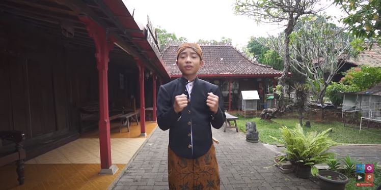 6 Gaya Betrand Peto kenakan baju adat Jawa, pesonanya terpancar