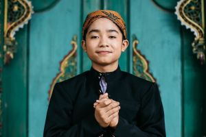 6 Gaya Betrand Peto kenakan baju adat Jawa, pesonanya terpancar