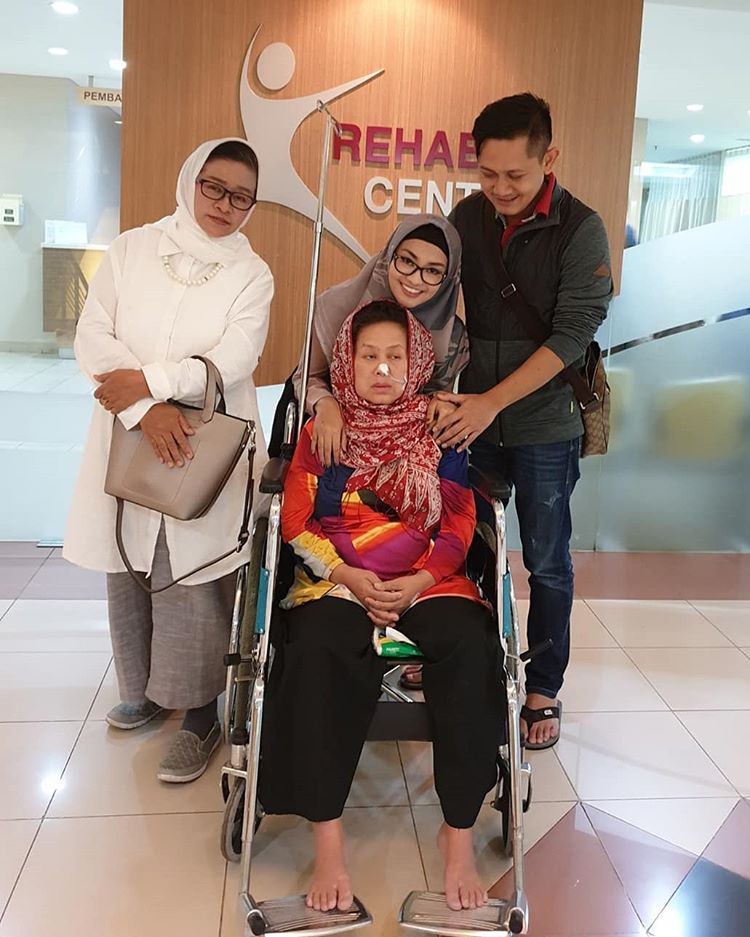 Momen hangat 5 pedangdut dengan mertua, bukti menantu idaman