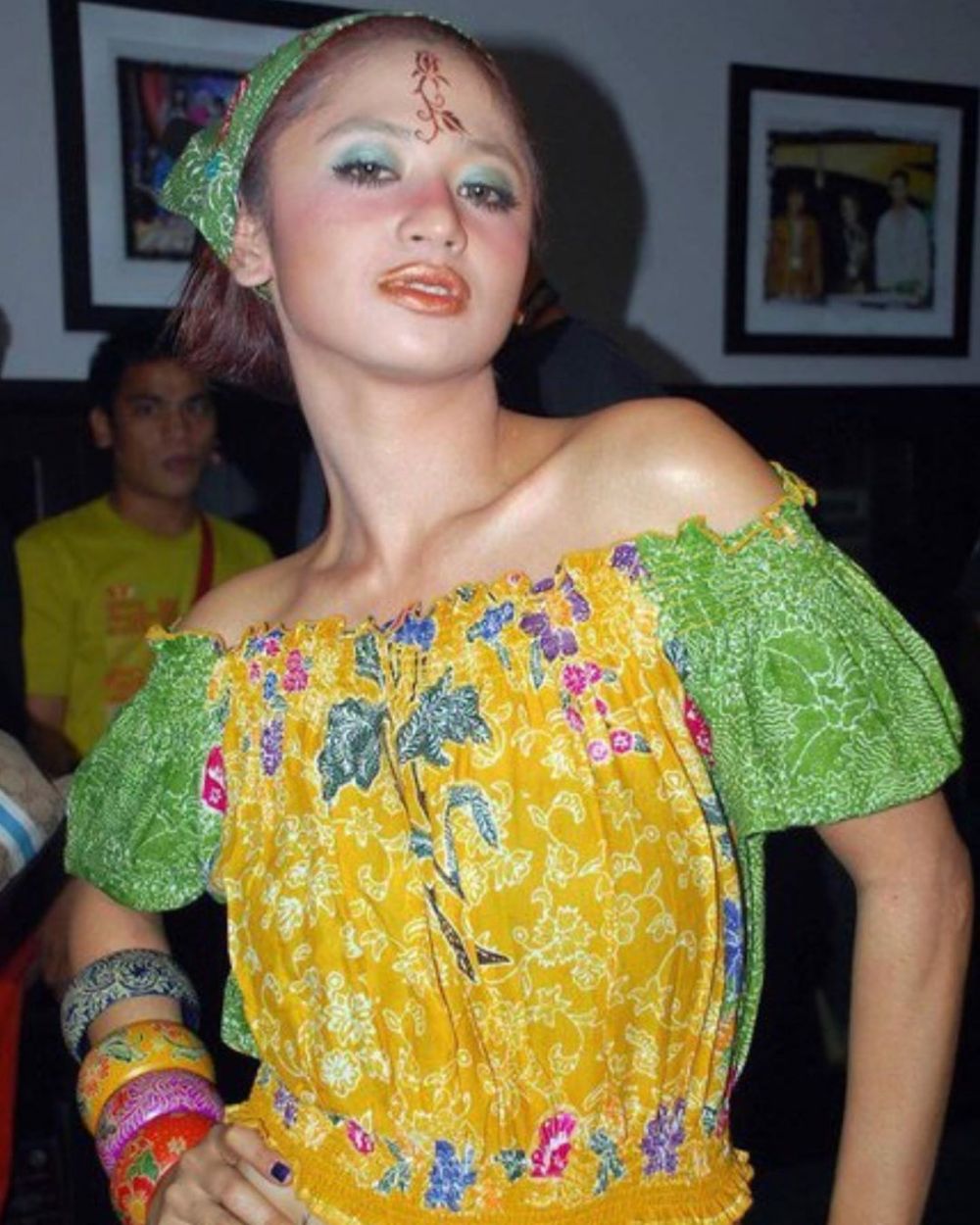 5 Potret jadul Dewi Perssik, gayanya bikin warganet nggak tahan