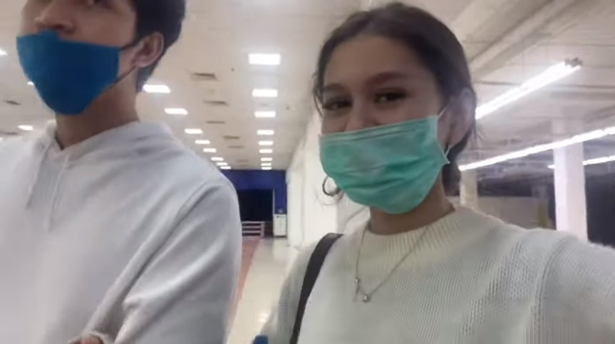 10 Momen Aditya Zoni & Zoe Jackson rayakan anniversary ke-2, romantis