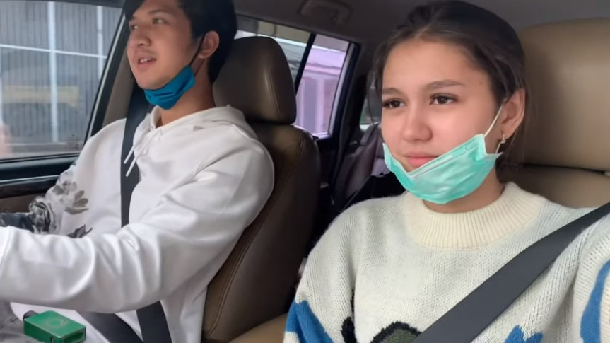 10 Momen Aditya Zoni & Zoe Jackson rayakan anniversary ke-2, romantis