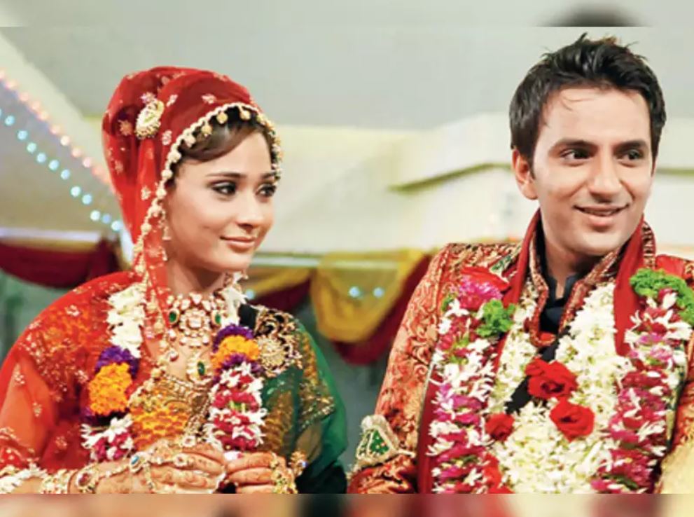 8 Pasangan seleb Bollywood ini usia pernikahannya singkat, ada 2 bulan