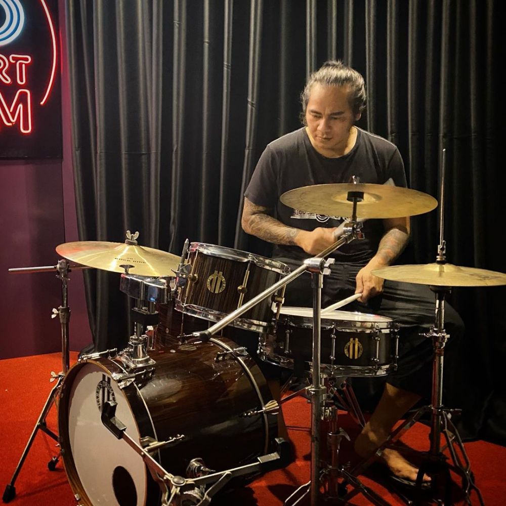 Lama tak ada kabar, ini 8 potret terbaru Ferdy Tahier vokalis Element