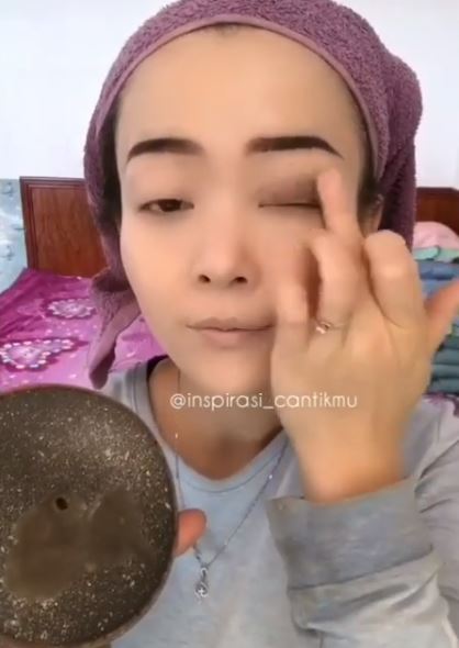 10 Potret orang makeup dengan alat seadanya, lucu tapi kreatif