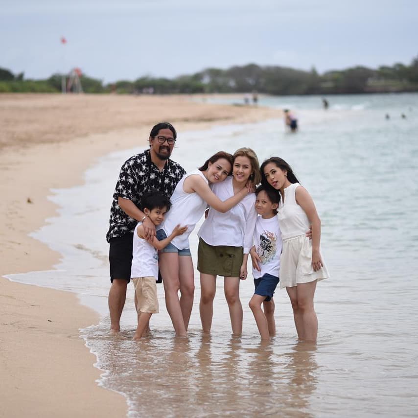 8 Potret Adhisty Zara dan keluarga, mamanya curi perhatian