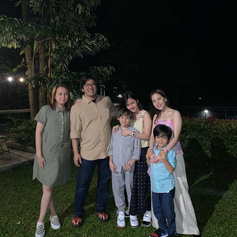 8 Potret Adhisty Zara dan keluarga, mamanya curi perhatian