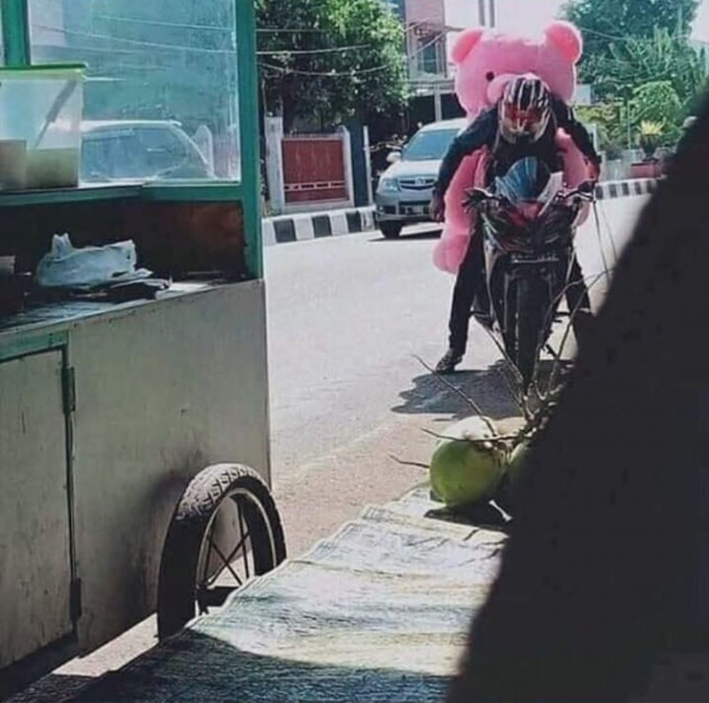 10 Momen absurd ngasih kejutan ini bikin senyum tipis