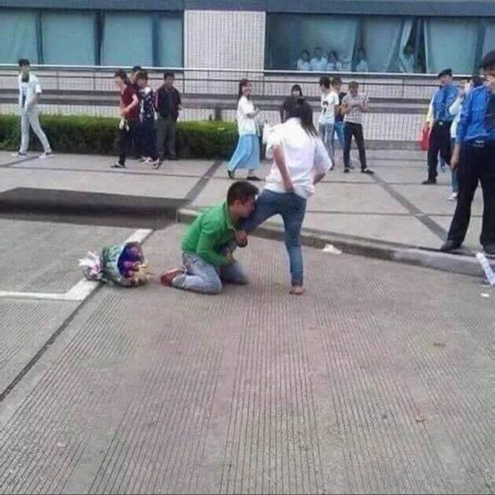 10 Momen absurd ngasih kejutan ini bikin senyum tipis