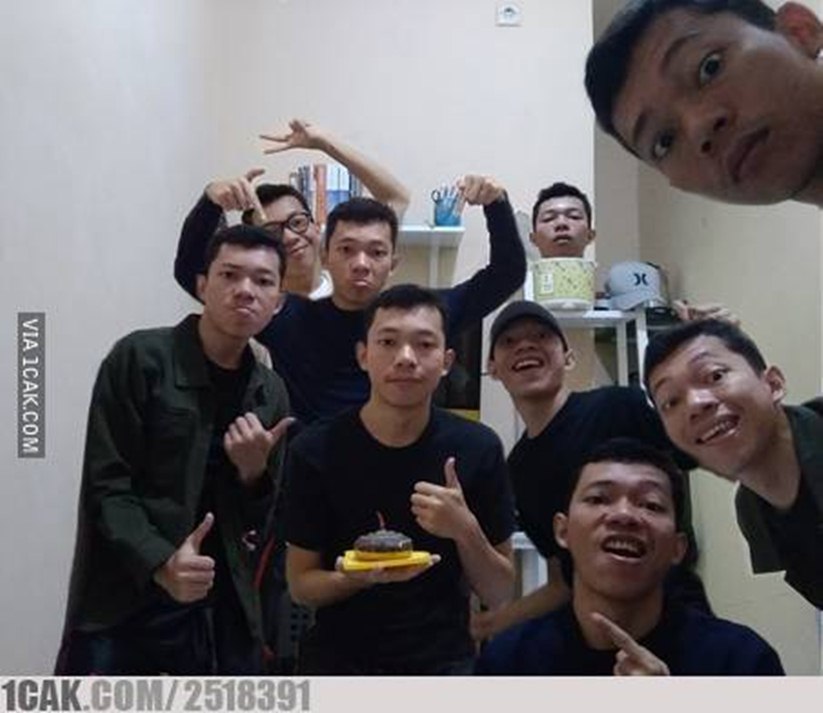 10 Momen absurd ngasih kejutan ini bikin senyum tipis