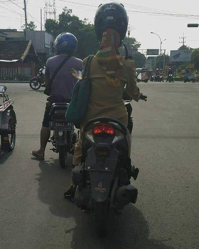 10 Momen absurd pengendara motor ini nggak terduga, bikin ketawa