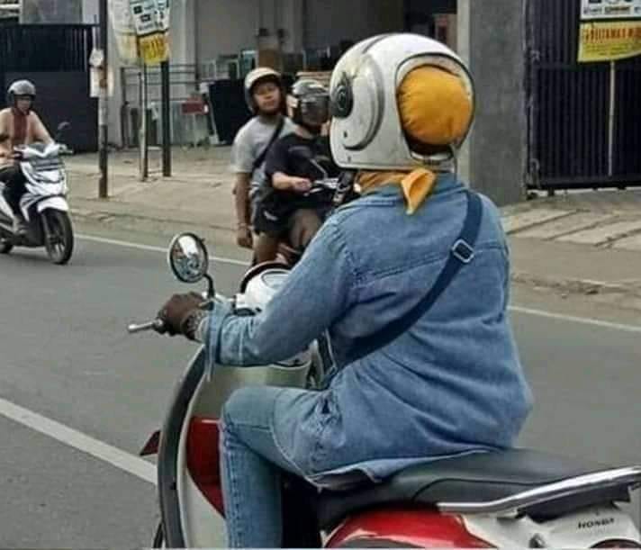 10 Momen absurd pengendara motor ini nggak terduga, bikin ketawa