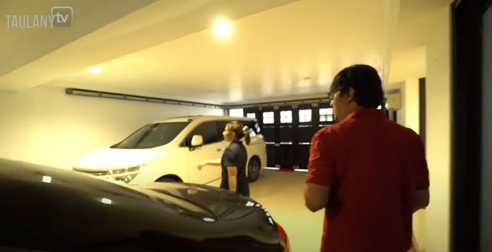 9 Penampakan garasi Prilly Latuconsina, mobil klasiknya curi perhatian