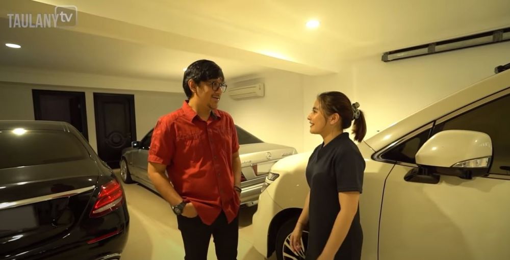 9 Penampakan garasi Prilly Latuconsina, mobil klasiknya curi perhatian