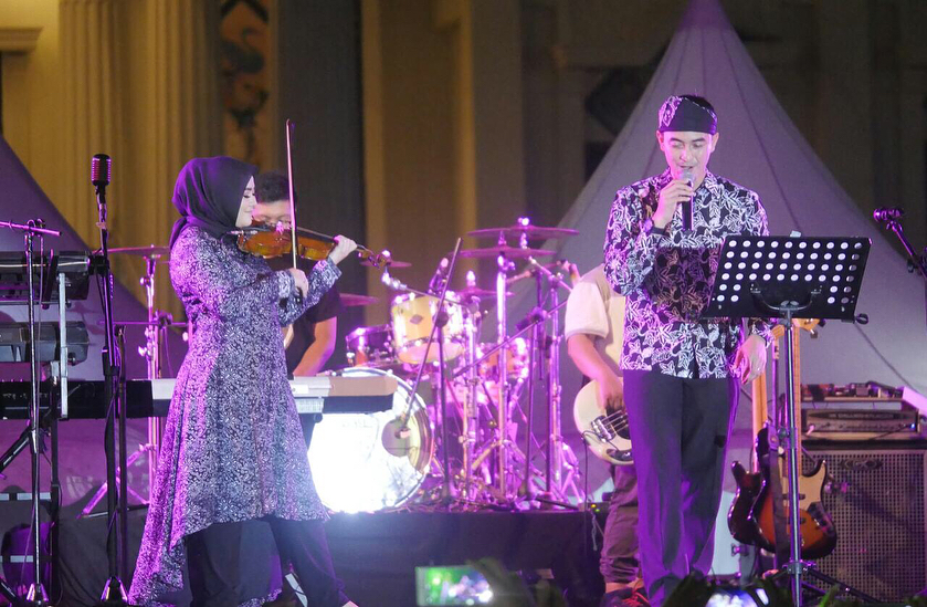 8 Pesona Sherrin Tharia, istri Zumi Zola yang jago main biola