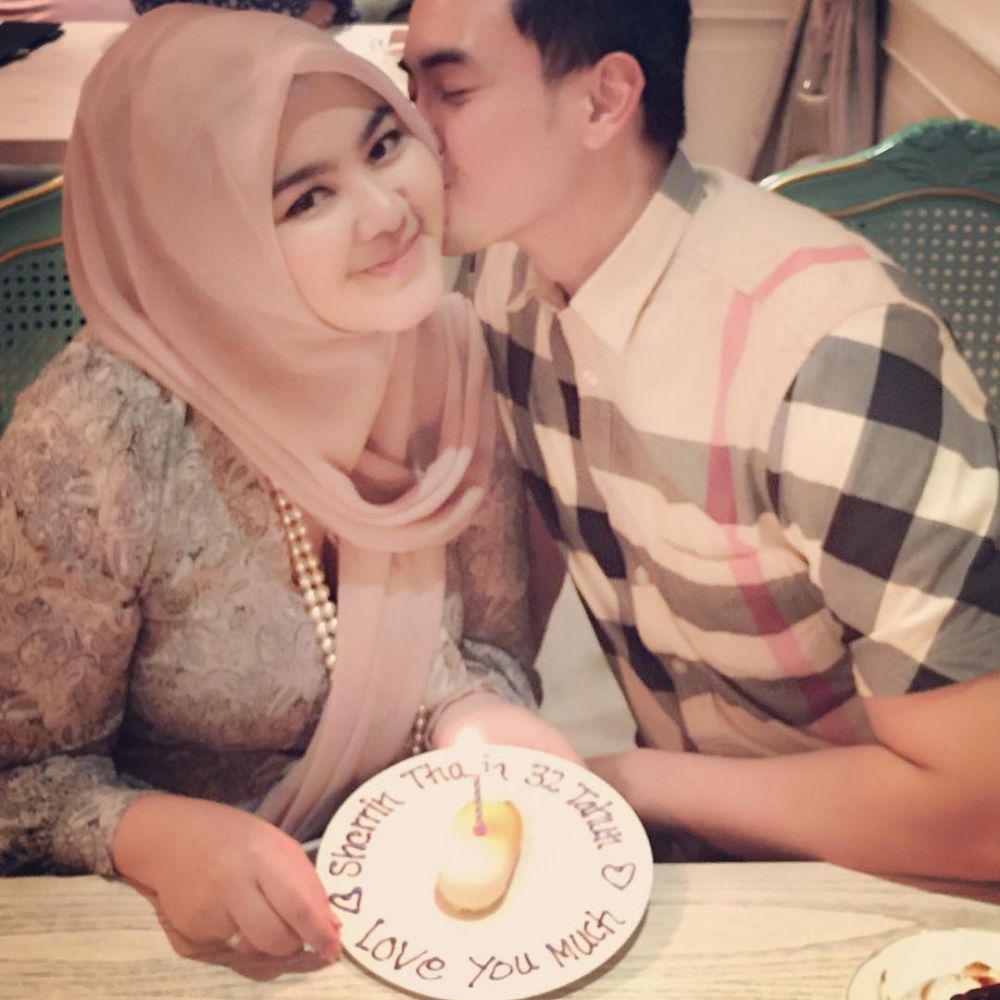 8 Pesona Sherrin Tharia, istri Zumi Zola yang jago main biola