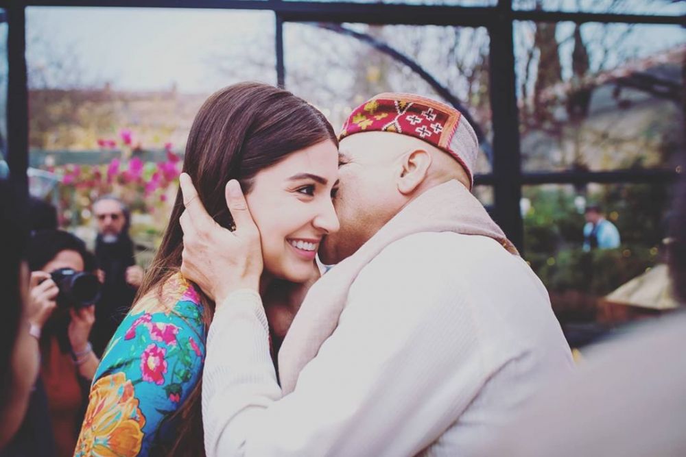 Potret kebersamaan 8 seleb Bollywood dan ayah, penuh kehangatan