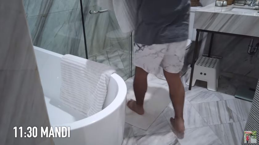 8 Penampakan rumah Rianti Cartwright, bergaya klasik Amerika