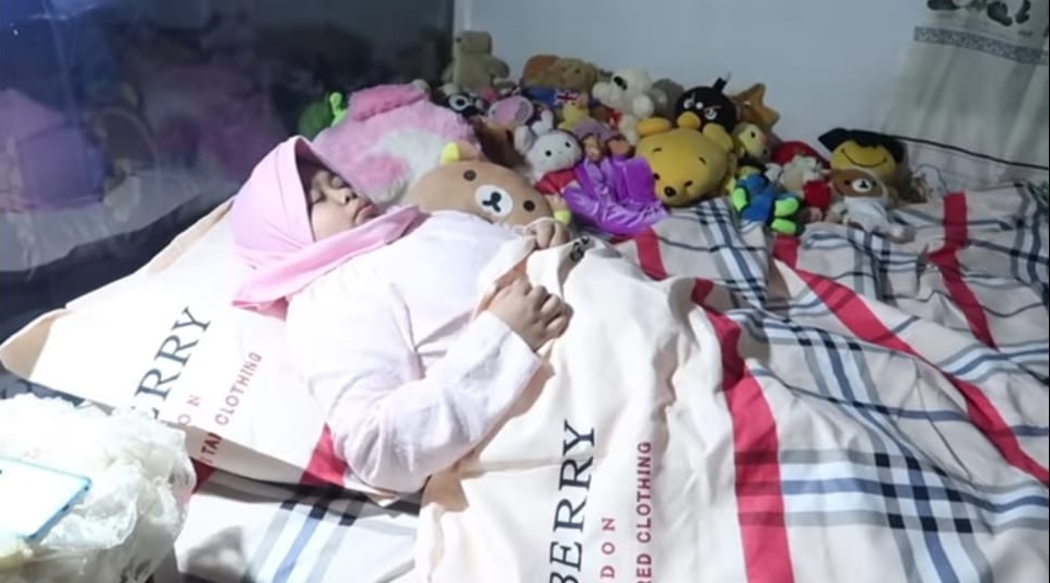 8 Penampakan kamar Kekeyi, minimalis dipenuhi boneka