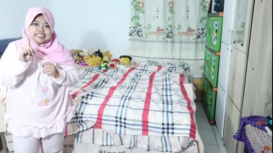 8 Penampakan kamar Kekeyi, minimalis dipenuhi boneka