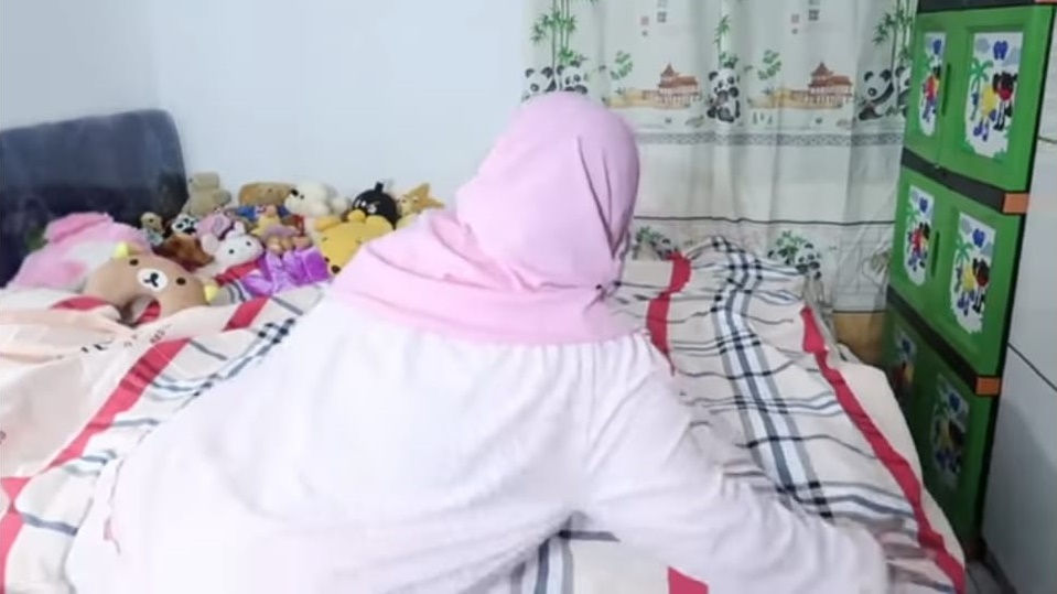8 Penampakan kamar Kekeyi, minimalis dipenuhi boneka