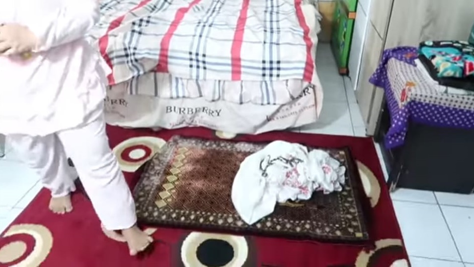 8 Penampakan kamar Kekeyi, minimalis dipenuhi boneka