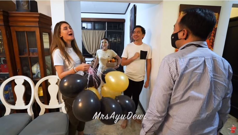 8 Momen perayaan ultah pernikahan Ayu Dewi & Regi, kuenya unik