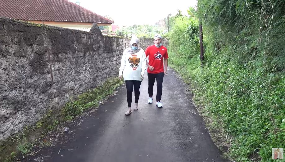 10 Momen Citra Kirana ngidam, berburu makanan sampai luar kota