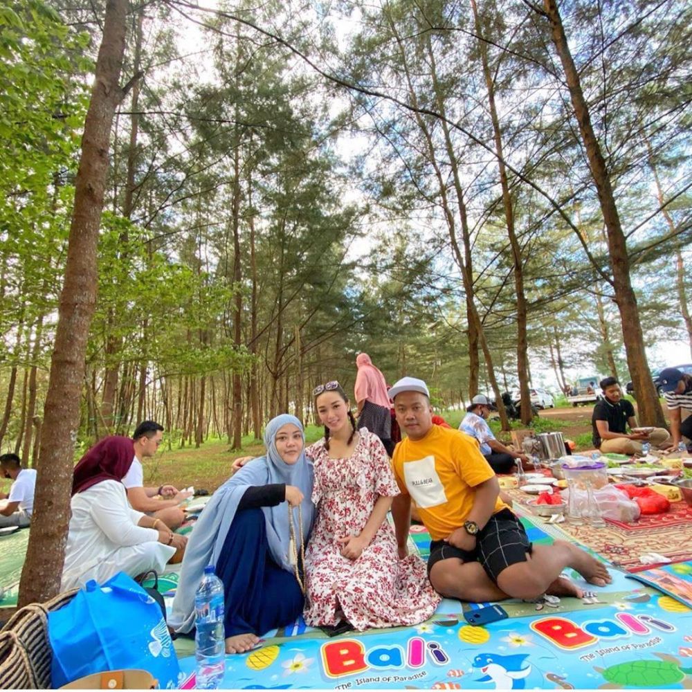 10 Potret aktivitas Zaskia Gotik pulang ke kampung halaman suami