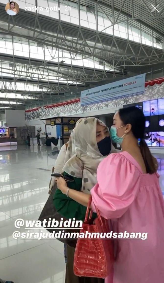 10 Potret aktivitas Zaskia Gotik pulang ke kampung halaman suami