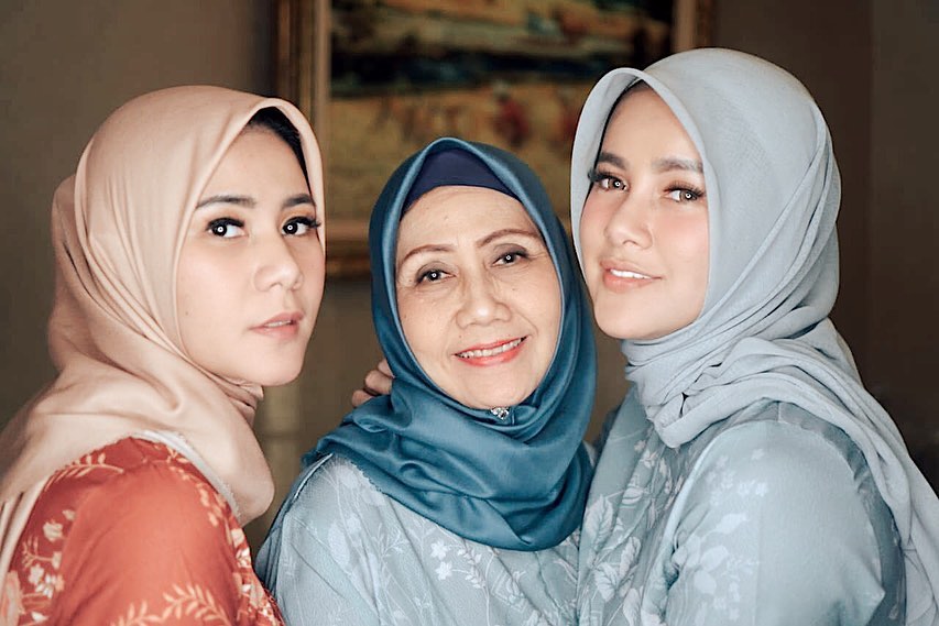 8 Momen kebersamaan Olla dan Cynthia Ramlan, sister goals