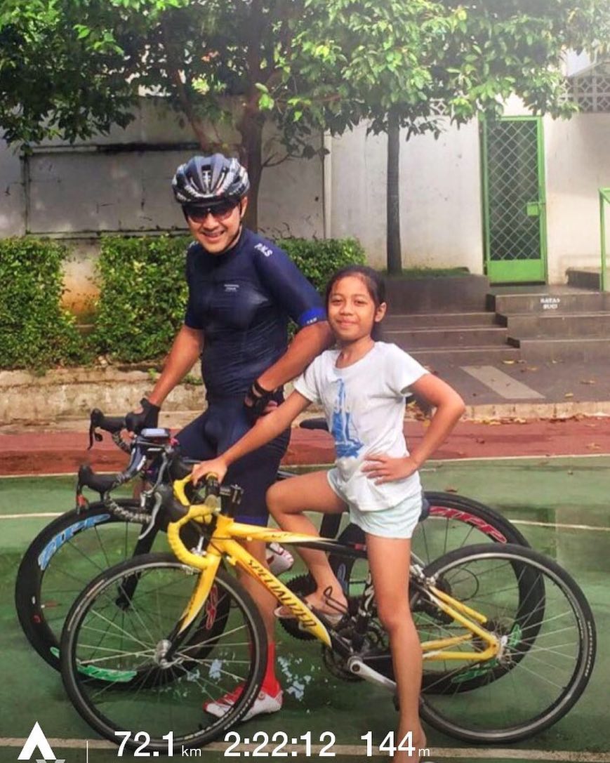 Potret 5 seleb bersepeda dengan buah hati, seru abis