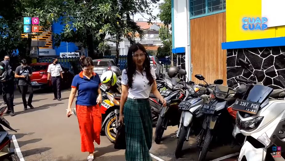 7 Potret Sarwendah ambil rapot Betrand Peto, nilainya memuaskan