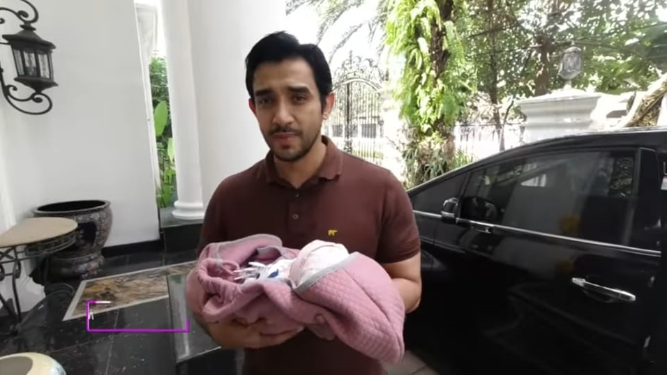 8 Momen Abdulla Alwi suami Tania Nadira momong anak, ayah idaman