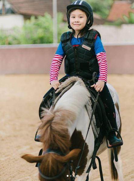 7 Momen anak-anak Stefan William & Celine belajar berkuda, bikin gemas