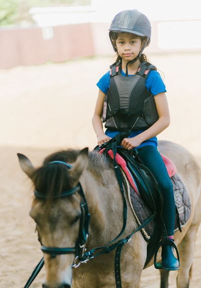 7 Momen anak-anak Stefan William & Celine belajar berkuda, bikin gemas