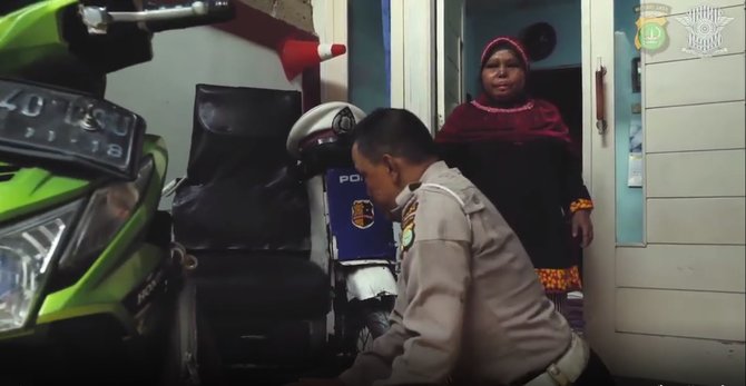 Kisah Ahmad Junaedi, pria difabel sukarela atur lalu lintas