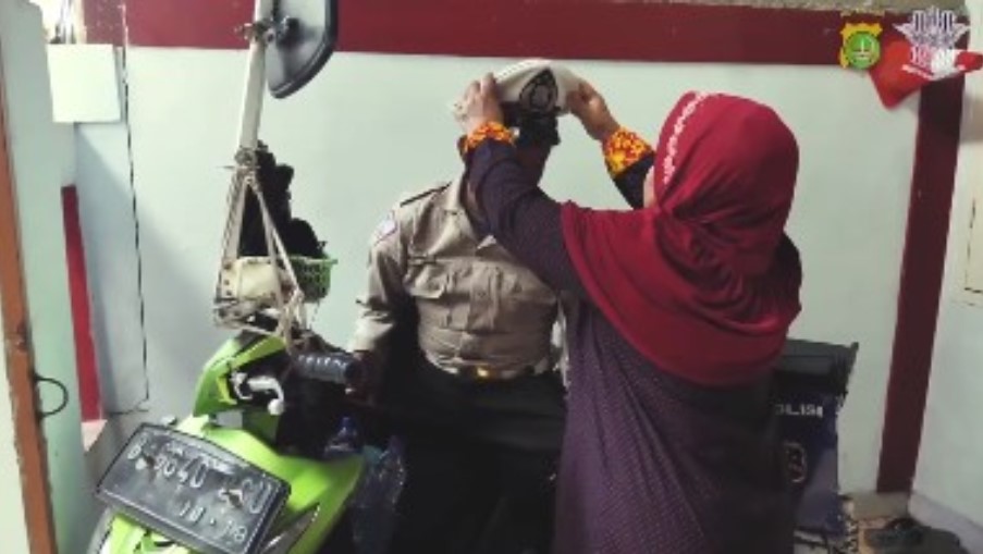 Kisah Ahmad Junaedi, pria difabel sukarela atur lalu lintas